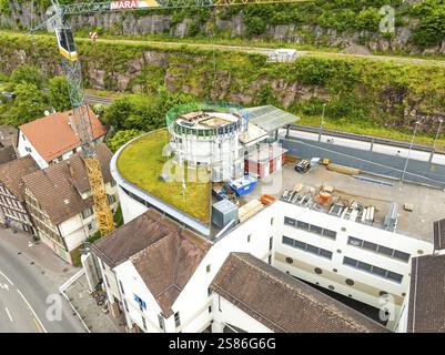 Vista aerea di un edificio con tetto verde e gru in un ambiente urbano, parcheggio ZOB di Stadtwerke Calw, Calw, quartiere di Calw, Foresta Nera, GE Foto Stock
