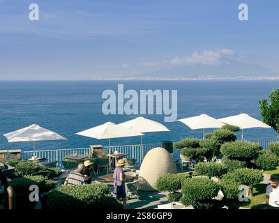 L'Hotel Lorelei Londres di Sorrento è un lussuoso rifugio arroccato su una scogliera che offre vedute mozzafiato del Golfo di Napoli. Foto Stock