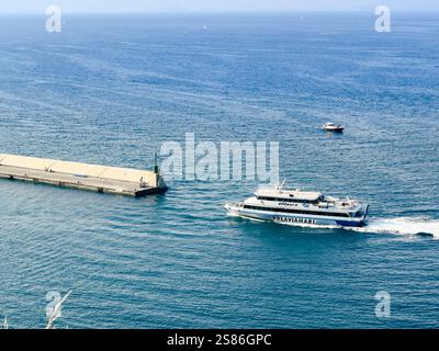 L'Hotel Lorelei Londres di Sorrento è un lussuoso rifugio arroccato su una scogliera che offre vedute mozzafiato del Golfo di Napoli. Foto Stock
