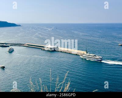 L'Hotel Lorelei Londres di Sorrento è un lussuoso rifugio arroccato su una scogliera che offre vedute mozzafiato del Golfo di Napoli. Foto Stock