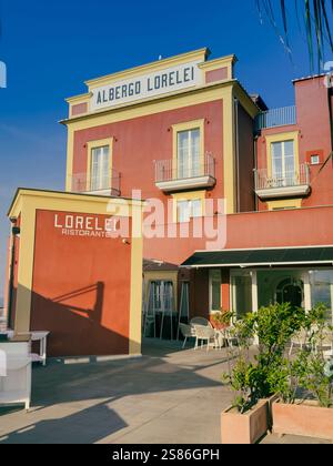 L'Hotel Lorelei Londres di Sorrento è un lussuoso rifugio arroccato su una scogliera che offre vedute mozzafiato del Golfo di Napoli. Foto Stock