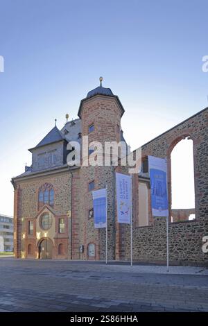 Chiesa olandese vallone con bandiere, costruita nel 1608, rovina, doppia chiesa, Hanau, Assia, Germania, Europa Foto Stock
