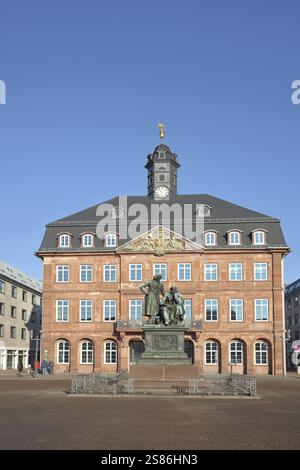 Baroque Neustadt Town Hall and Brothers Grimm National Monument, Brothers, German Fairy tale Route, Market Square, Hanau, Assia, Germania, Europa Foto Stock