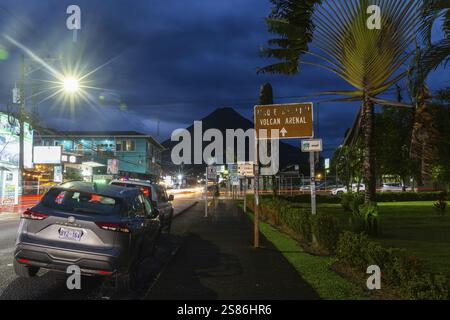 Strada con vista sul vulcano Arenal, Blue Hour, la fortuna, Guanacaste, Costa Rica, America centrale Foto Stock