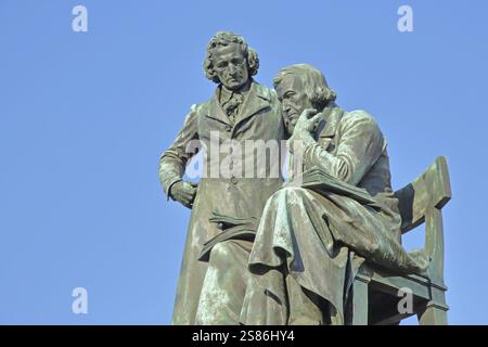 Monumento nazionale dei fratelli Grimm, in piedi Jacob e seduti sulla sedia Wilhelm, fratelli, scultura in bronzo, poeta, due, libro, lettura, autoportante Foto Stock