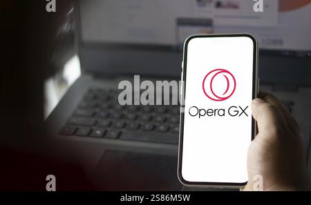 Il logo Opera gx viene visualizzato sullo smartphone. Opera GX è un'alternativa orientata al gaming a opera Foto Stock