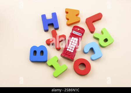 Blocchi di lettere alfabetiche ABC in legno colorato e stivale telefonico britannico Foto Stock
