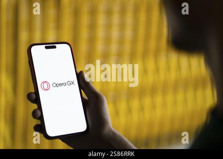Il logo Opera gx viene visualizzato sullo smartphone. Opera GX è un'alternativa orientata al gaming a opera Foto Stock