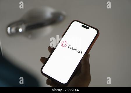 Il logo Opera gx viene visualizzato sullo smartphone. Opera GX è un'alternativa orientata al gaming a opera Foto Stock