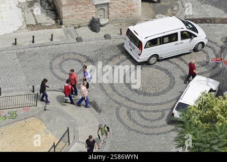 Strada acciottolata con auto parcheggiate e pedoni in ambiente urbano, Istanbul, Provincia di Istanbul, Turchia, Asia Foto Stock