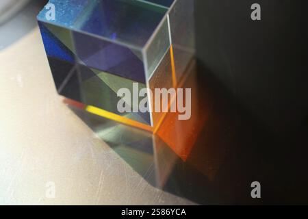 Cubo di vetro ottico dispersione luminosa, spettro. Fisica ottica Foto Stock