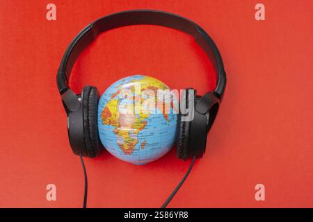 Auricolare a globo isolato sul rosso Foto Stock
