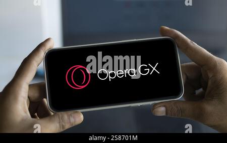 Il logo Opera gx viene visualizzato sullo smartphone. Opera GX è un'alternativa orientata al gaming a opera Foto Stock