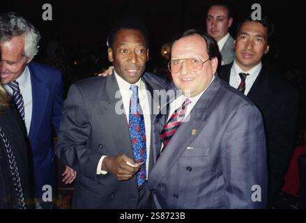 Los Angeles, CALIFORNIA, Stati Uniti, 1994..il leggendario calciatore Pelé circondato da funzionari durante la Coppa del mondo FIFA. Foto Stock