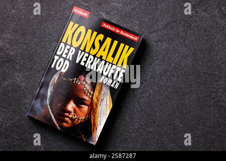 Ein Konsalik Roman zum Thema Organhandel in der Dritten Welt Konsalik - Der verkaufte Tod als Taschenbuch im Goldmann Verlag liegt auf einem Tisch. Heinz G. Konsalik 1921-1999, eigentlich Heinz Günther, War einer der kommerziell erfolgreichsten deutschen Schriftsteller. Seine bekanntesten Werke sind u.a. Der Arzt von Stalingrad 1958 und Wer stirbt schon gerne unter Palmen 1972. Themenbild, Symbolbild Köln, 21.01.2025 NRW Deutschland *** Un romanzo di Konsalik sul tema del traffico di organi nel terzo mondo Konsalik Der verkaufte Tod come libro cartaceo pubblicato da Goldmann Verlag giace su un tavolo Foto Stock
