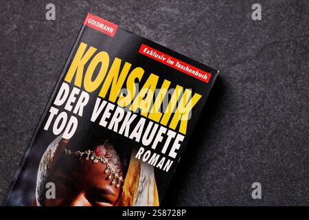 Ein Konsalik Roman zum Thema Organhandel in der Dritten Welt Konsalik - Der verkaufte Tod als Taschenbuch im Goldmann Verlag liegt auf einem Tisch. Heinz G. Konsalik 1921-1999, eigentlich Heinz Günther, War einer der kommerziell erfolgreichsten deutschen Schriftsteller. Seine bekanntesten Werke sind u.a. Der Arzt von Stalingrad 1958 und Wer stirbt schon gerne unter Palmen 1972. Themenbild, Symbolbild Köln, 21.01.2025 NRW Deutschland *** Un romanzo di Konsalik sul tema del traffico di organi nel terzo mondo Konsalik Der verkaufte Tod come libro cartaceo pubblicato da Goldmann Verlag giace su un tavolo Foto Stock