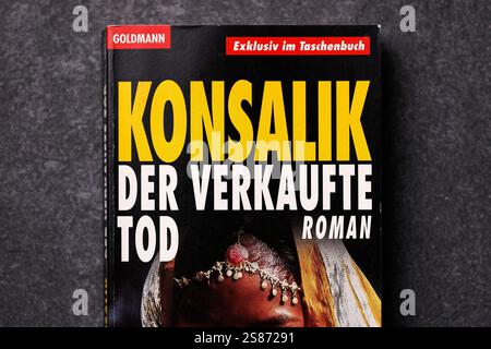 Ein Konsalik Roman zum Thema Organhandel in der Dritten Welt Konsalik - Der verkaufte Tod als Taschenbuch im Goldmann Verlag liegt auf einem Tisch. Heinz G. Konsalik 1921-1999, eigentlich Heinz Günther, War einer der kommerziell erfolgreichsten deutschen Schriftsteller. Seine bekanntesten Werke sind u.a. Der Arzt von Stalingrad 1958 und Wer stirbt schon gerne unter Palmen 1972. Themenbild, Symbolbild Köln, 21.01.2025 NRW Deutschland *** Un romanzo di Konsalik sul tema del traffico di organi nel terzo mondo Konsalik Der verkaufte Tod come libro cartaceo pubblicato da Goldmann Verlag giace su un tavolo Foto Stock