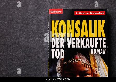 Ein Konsalik Roman zum Thema Organhandel in der Dritten Welt Konsalik - Der verkaufte Tod als Taschenbuch im Goldmann Verlag liegt auf einem Tisch. Heinz G. Konsalik 1921-1999, eigentlich Heinz Günther, War einer der kommerziell erfolgreichsten deutschen Schriftsteller. Seine bekanntesten Werke sind u.a. Der Arzt von Stalingrad 1958 und Wer stirbt schon gerne unter Palmen 1972. Themenbild, Symbolbild Köln, 21.01.2025 NRW Deutschland *** Un romanzo di Konsalik sul tema del traffico di organi nel terzo mondo Konsalik Der verkaufte Tod come libro cartaceo pubblicato da Goldmann Verlag giace su un tavolo Foto Stock