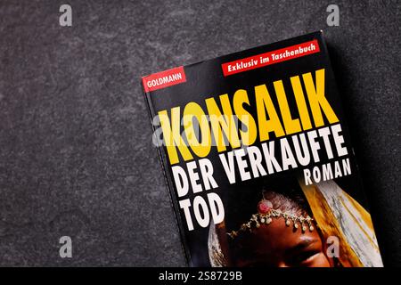 Ein Konsalik Roman zum Thema Organhandel in der Dritten Welt Konsalik - Der verkaufte Tod als Taschenbuch im Goldmann Verlag liegt auf einem Tisch. Heinz G. Konsalik 1921-1999, eigentlich Heinz Günther, War einer der kommerziell erfolgreichsten deutschen Schriftsteller. Seine bekanntesten Werke sind u.a. Der Arzt von Stalingrad 1958 und Wer stirbt schon gerne unter Palmen 1972. Themenbild, Symbolbild Köln, 21.01.2025 NRW Deutschland *** Un romanzo di Konsalik sul tema del traffico di organi nel terzo mondo Konsalik Der verkaufte Tod come libro cartaceo pubblicato da Goldmann Verlag giace su un tavolo Foto Stock