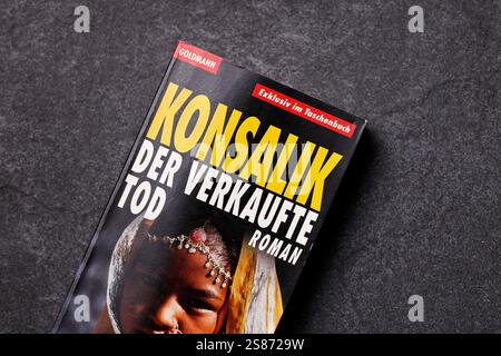 Ein Konsalik Roman zum Thema Organhandel in der Dritten Welt Konsalik - Der verkaufte Tod als Taschenbuch im Goldmann Verlag liegt auf einem Tisch. Heinz G. Konsalik 1921-1999, eigentlich Heinz Günther, War einer der kommerziell erfolgreichsten deutschen Schriftsteller. Seine bekanntesten Werke sind u.a. Der Arzt von Stalingrad 1958 und Wer stirbt schon gerne unter Palmen 1972. Themenbild, Symbolbild Köln, 21.01.2025 NRW Deutschland *** Un romanzo di Konsalik sul tema del traffico di organi nel terzo mondo Konsalik Der verkaufte Tod come libro cartaceo pubblicato da Goldmann Verlag giace su un tavolo Foto Stock