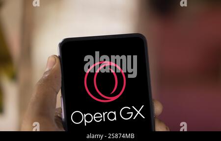 Il logo Opera gx viene visualizzato sullo smartphone. Opera GX è un'alternativa orientata al gaming a opera Foto Stock