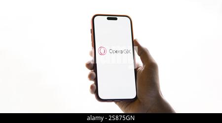 Il logo Opera gx viene visualizzato sullo smartphone. Opera GX è un'alternativa orientata al gaming a opera Foto Stock