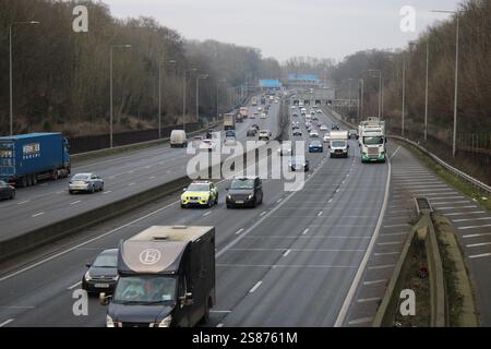 Foto della M25 London Orbital Motorway Smart Motorway Technology con Police Car che risponde al Pedestrian on Footbridge Foto Stock
