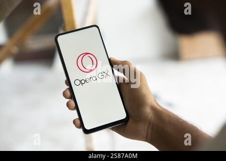 Il logo Opera gx viene visualizzato sullo smartphone. Opera GX è un'alternativa orientata al gaming a opera Foto Stock
