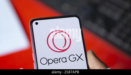 Il logo Opera gx viene visualizzato sullo smartphone. Opera GX è un'alternativa orientata al gaming a opera Foto Stock