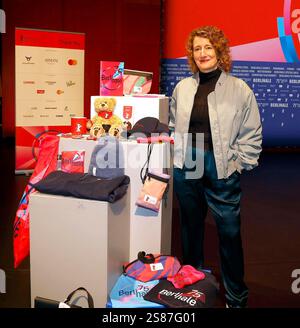 Tricia Tuttle bei der Vorstellung der Merchandise-Artikel vor der Programm-Pressekonferenz der Berlinale 2025 *** Tricia Tuttle presenta la merce prima della conferenza stampa del programma Berlinale 2025 Foto Stock