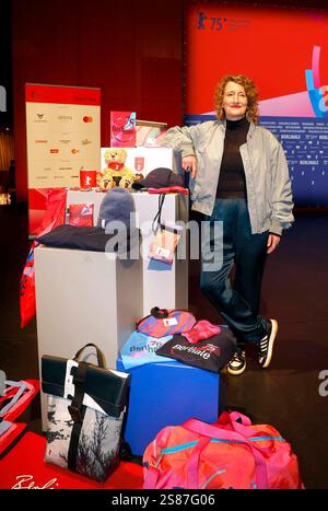 Tricia Tuttle bei der Vorstellung der Merchandise-Artikel vor der Programm-Pressekonferenz der Berlinale 2025 *** Tricia Tuttle presenta la merce prima della conferenza stampa del programma Berlinale 2025 Foto Stock