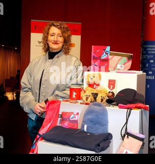 Tricia Tuttle bei der Vorstellung der Merchandise-Artikel vor der Programm-Pressekonferenz der Berlinale 2025 *** Tricia Tuttle presenta la merce prima della conferenza stampa del programma Berlinale 2025 Foto Stock