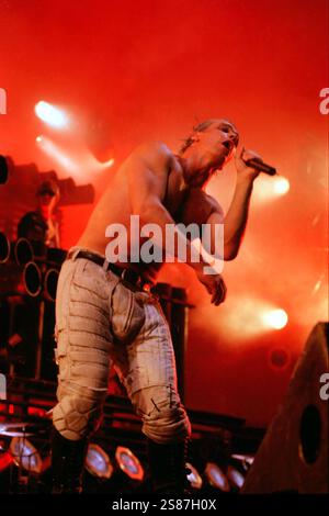 Ieri sera fino a Lindemann è stato ricoverato in un ospedale su Consiglio dei medici della band. Ha trascorso la notte in terapia intensiva, ma è stato commosso perché si sente meglio. Till è risultato negativo al coronavirus. Rammstein Live Roskilde Festival 1998 in Danimarca. Foto Stock