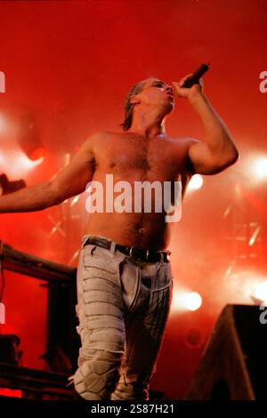 Ieri sera fino a Lindemann è stato ricoverato in un ospedale su Consiglio dei medici della band. Ha trascorso la notte in terapia intensiva, ma è stato commosso perché si sente meglio. Till è risultato negativo al coronavirus. Rammstein Live Roskilde Festival 1998 in Danimarca. Foto Stock