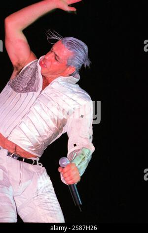 Ieri sera fino a Lindemann è stato ricoverato in un ospedale su Consiglio dei medici della band. Ha trascorso la notte in terapia intensiva, ma è stato commosso perché si sente meglio. Till è risultato negativo al coronavirus. Rammstein Live Roskilde Festival 1998 in Danimarca. Foto Stock
