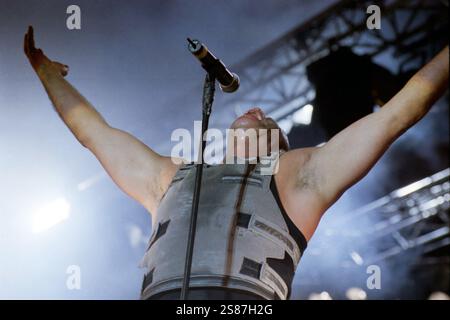 Ieri sera fino a Lindemann è stato ricoverato in ospedale su Consiglio di bandís doctorís. Ha trascorso la notte in terapia intensiva, ma è stato commosso perché si sente meglio. Till è risultato negativo al coronavirus. Rammstein Live Roskilde Festival 2002 in Danimarca. Foto Stock