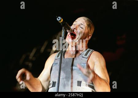 Ieri sera fino a Lindemann è stato ricoverato in ospedale su Consiglio di bandís doctorís. Ha trascorso la notte in terapia intensiva, ma è stato commosso perché si sente meglio. Till è risultato negativo al coronavirus. Rammstein Live Roskilde Festival 2002 in Danimarca. Foto Stock