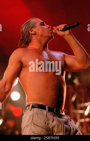 Ieri sera fino a Lindemann è stato ricoverato in un ospedale su Consiglio dei medici della band. Ha trascorso la notte in terapia intensiva, ma è stato commosso perché si sente meglio. Till è risultato negativo al coronavirus. Rammstein Live Roskilde Festival 1998 in Danimarca. Foto Stock