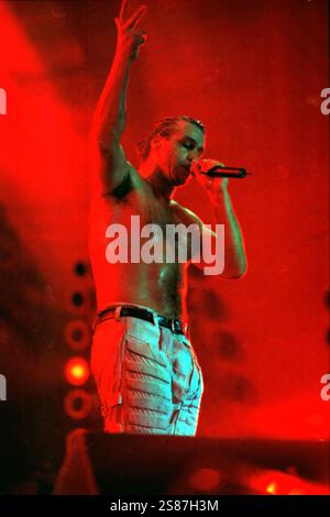 Ieri sera fino a Lindemann è stato ricoverato in un ospedale su Consiglio dei medici della band. Ha trascorso la notte in terapia intensiva, ma è stato commosso perché si sente meglio. Till è risultato negativo al coronavirus. Rammstein Live Roskilde Festival 1998 in Danimarca. Foto Stock