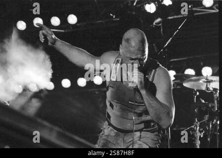 Ieri sera fino a Lindemann è stato ricoverato in ospedale su Consiglio di bandís doctorís. Ha trascorso la notte in terapia intensiva, ma è stato commosso perché si sente meglio. Till è risultato negativo al coronavirus. Rammstein Live Roskilde Festival 2002 in Danimarca. Foto Stock