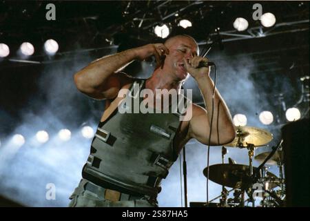 Ieri sera fino a Lindemann è stato ricoverato in ospedale su Consiglio di bandís doctorís. Ha trascorso la notte in terapia intensiva, ma è stato commosso perché si sente meglio. Till è risultato negativo al coronavirus. Rammstein Live Roskilde Festival 2002 in Danimarca. Foto Stock