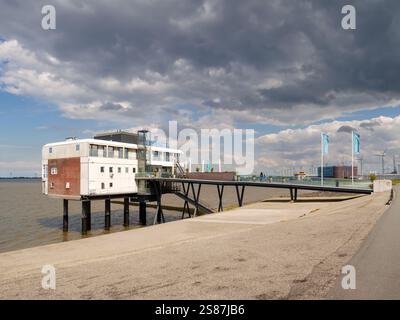 Edificio Eemshotel costruito su pali sopra l'estuario Eems lungo la diga a Delfzijl, Eemsdelta, Groningen, Paesi Bassi Foto Stock