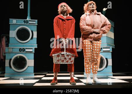 L'attrice Carolina Yuste si esibisce durante la presentazione dello spettacolo Little Red Riding Hood a Manhattan all'Abbey Theatre di Madrid, 21 gennaio 202 Foto Stock
