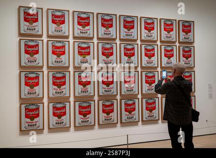 Il Museum of Modern Art è una grande attrazione per i turisti di Midtown Manhattan NYC, USA, 2025 Foto Stock