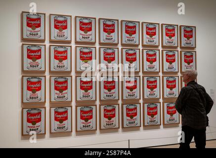 Il Museum of Modern Art è una grande attrazione per i turisti di Midtown Manhattan NYC, USA, 2025 Foto Stock