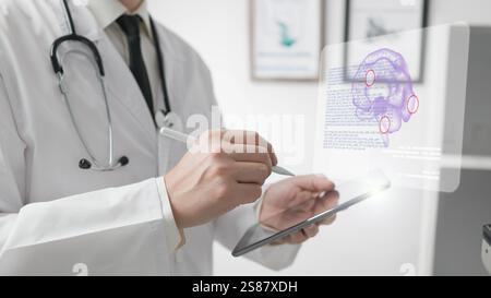 Un medico utilizza una tecnologia di intelligenza artificiale avanzata per analizzare e diagnosticare il cervello umano. L'interfaccia olografica mostra il cervello, mostrando l'innovazione nel settore medico Foto Stock