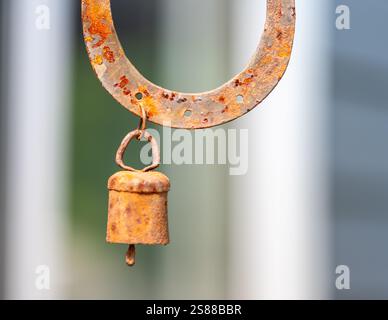 Primo piano su vecchi articoli dell'industria dei metalli grungy arrugginiti Foto Stock