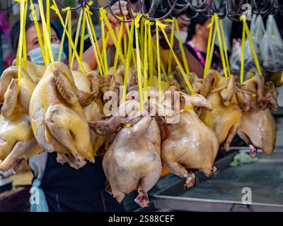 Bangkok, 19 gennaio 2023: Capodanno cinese, anatre arrosto, polli bolliti e altre carni vengono appese ed esposte per l'acquisto da parte dei clienti. Foto Stock