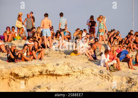 Brinda al tramonto, bar chiringuito dell'autobus El Pirata, spiaggia di Migjorn, Formentera, Isole Baleari, Spagna Foto Stock