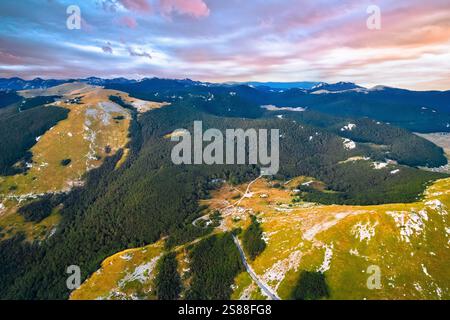 Vista aerea del tramonto sulla montagna di Alan on Velebit, catena montuosa in Croazia Foto Stock